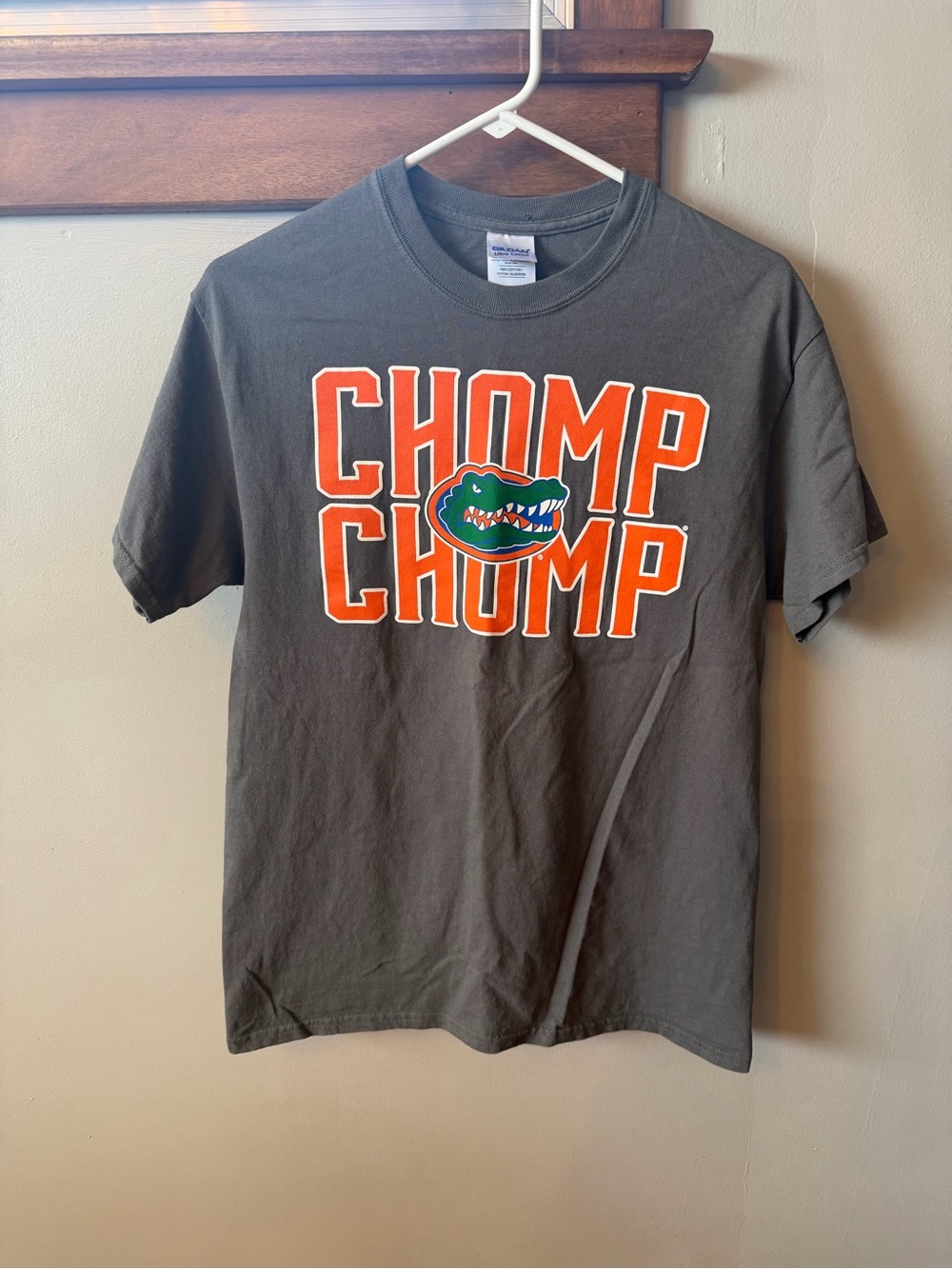 Gildan Gray Short-Sleeve 'CHOMP CHOMP' Florida Gator Tshirt.